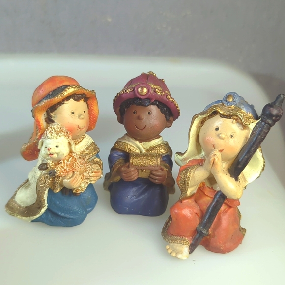 Children's 7 Piece Nativity, Sweet Smiling Resin Figures - Picture 3 of 4